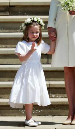 La princesse Charlotte craquante avec une couronne de fleurs dans les cheveux pour le mariage de Meghan et Harry