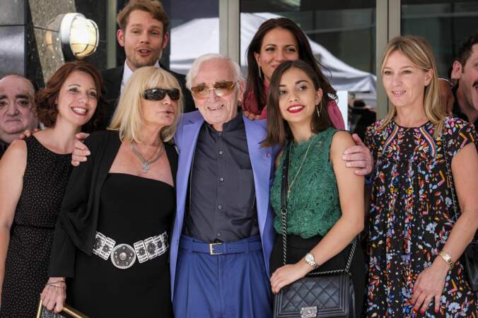 Charles Aznavour avec sa fille Katia (en robe, à dr.), sur la Hollywood Walk of Fame, en 2017.
