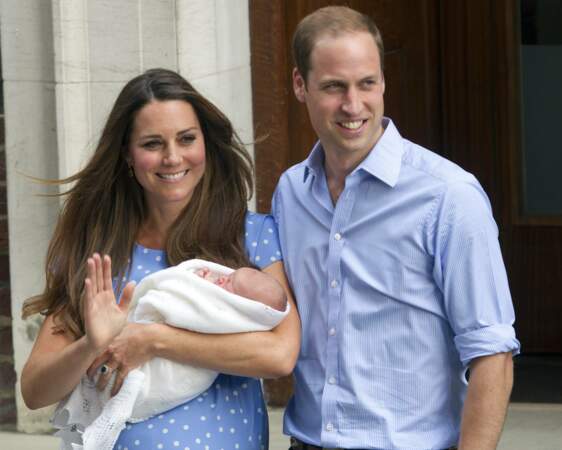 William et Kate Middleton quittent l'hopital St-Mary avec leurs fils George le 23 juillet 2013