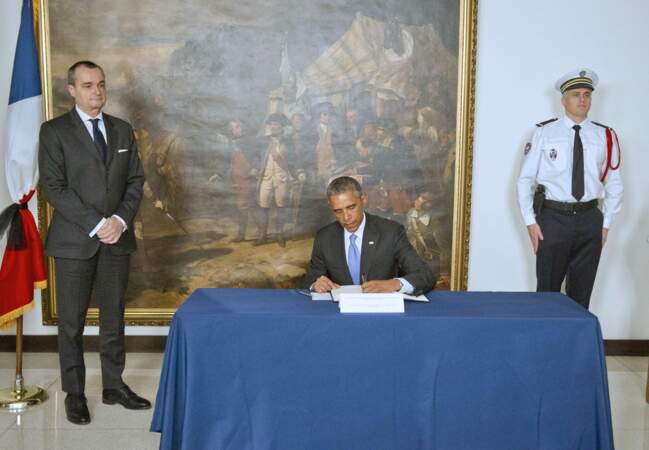 Barack Obama signe le registre de condoléances