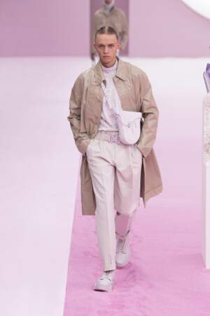 Le Saddle Bag de Dior est revisité dans une version colorblock masculine. Vu au défilé : l'étui Airpod, stylé !