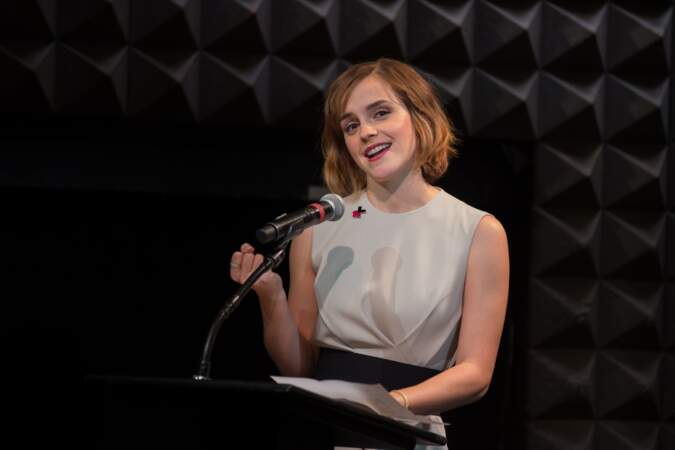 Quelques mois plus tard, Emma Watson coupe ses cheveux en carré et passe au blond vénitien en 2016.