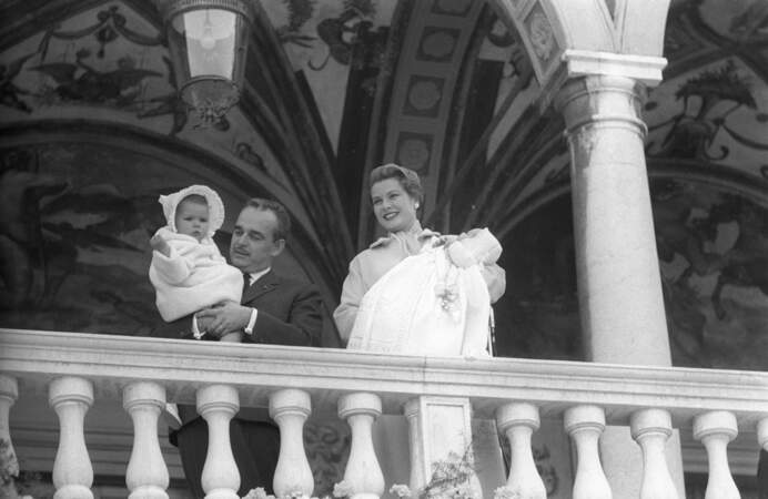 Rainier et Grace de Monaco, avec la princesse Caroline lors du baptême de leur fils Albert, le 3 janvier 1954