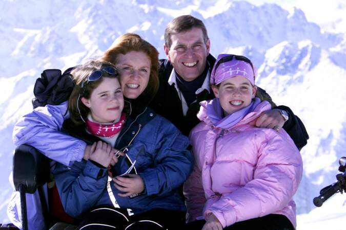 Eugenie et Beatrice en vacances avec ses parents Sarah Ferguson et le prince Andrew à Verbier en Suisse en 2001