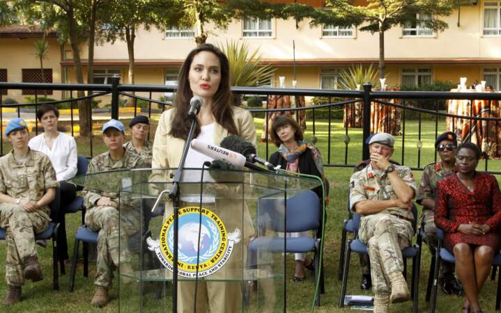 Ce mardi 20 juin, Ange­lina Jolie était à Nairobi, au Kenya pour rencon­trer des adoles­centes réfu­giées