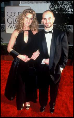 L'actrice Brooke Shields, alors en couple avec la star du tennis Andre Agassi, aux Golden Globes 1997