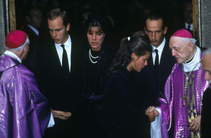 Albert, Caroline et Stéphanie lors de l'anniversaire de la mort de Grace de Monaco, en 1983