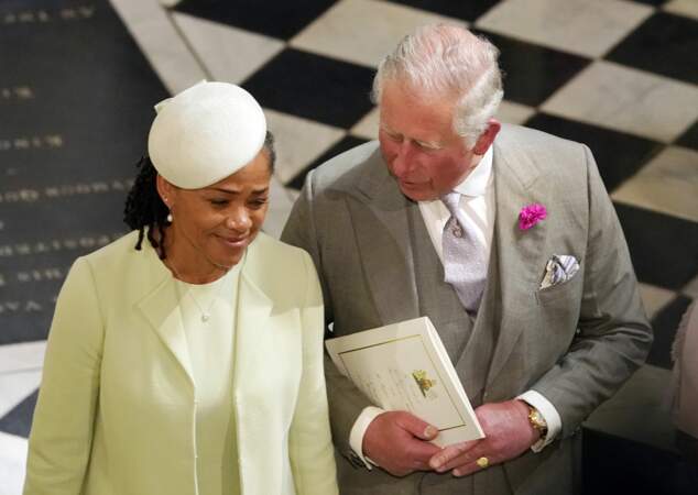 A la fin du mariage religieux, le prince Charles s'est rapproché d'elle pour la rassurer.