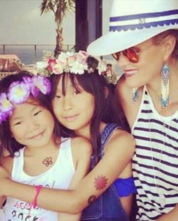 Laeticia Hallyday aux côtés de ses filles Jade et Joy 
