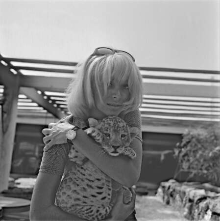 Mireille Darc en 1969 avec un petit jaguar