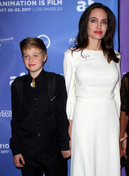 Shiloh Jolie-Pitt, ici avec sa mère en octobre 2017, porte également les cheveux courts selon son souhait