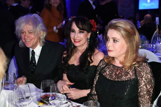 Elle était assise à côté du rockeur britannique Bob Geldof et de la chanteuse lyrique Anna Maria Kaufmann