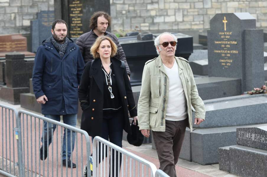 Agnès Soral, Maxime Le Forestier et ses fils Philippe et Arthur lors des obsèques de Véronique Colucci 