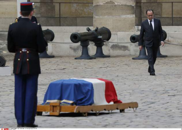 François Hollande, près de la dépouille d'Alain Decaux