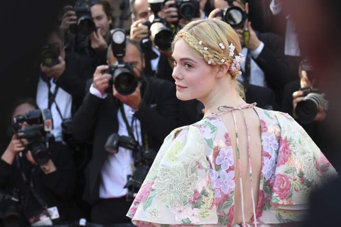 Elle Fanning et son chignon tresse romantique, le 15 mai 2019 à Cannes
