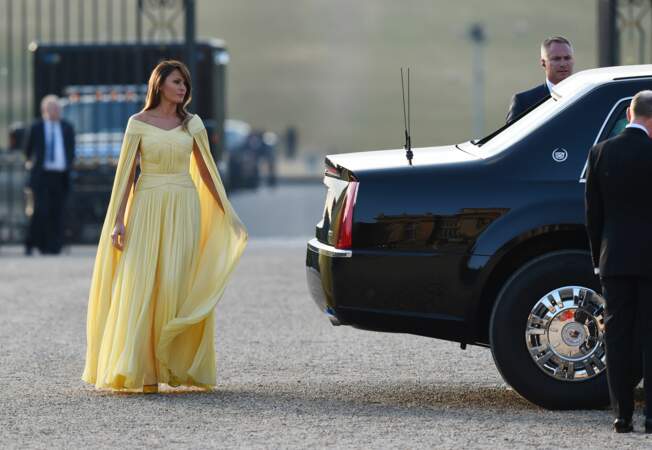 Melania Trump a subjugué les photographes pour le dîner de gala prévu au palais de Blenheim.