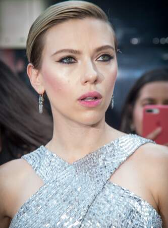 Le blush très présent comme Scarlett Johansson 