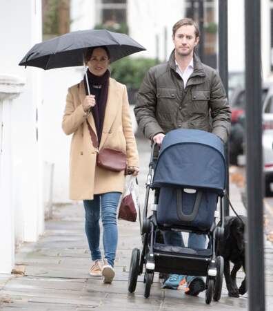 Pippa Middleton et James Matthews baladant leur fils Arthur dans les rues de Londres, le 1er décembre 2018