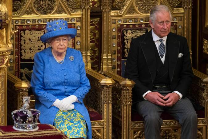 La reine Elisabeth II d'Angleterre et son fils le prince Charles à la Chambres des Lords de Westminster