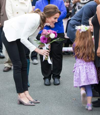 Princesse Kate lors de sa visite du Cridge Center, so chic en blazer blanc