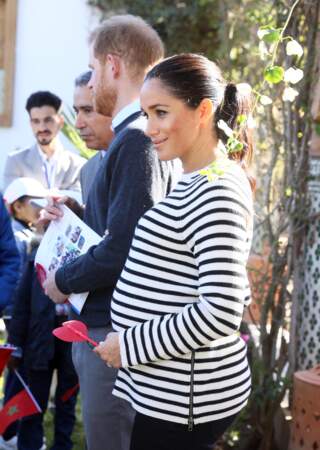 Meghan Markle enceinte et casual chic en jean et marnière de la marque Equipment au Maroc le 25 février