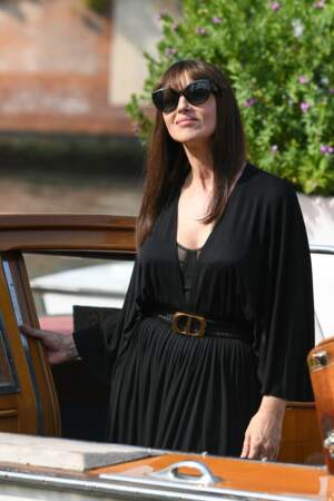 Monica Bellucci laisse entrevoir son body sous sa robe chic Dior