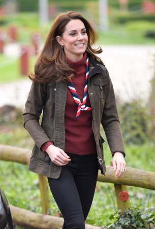 Veste barbour, pull casual chic J.crew et jean skinny, Kate Middleton a même mis le foulard traditionnel des scouts