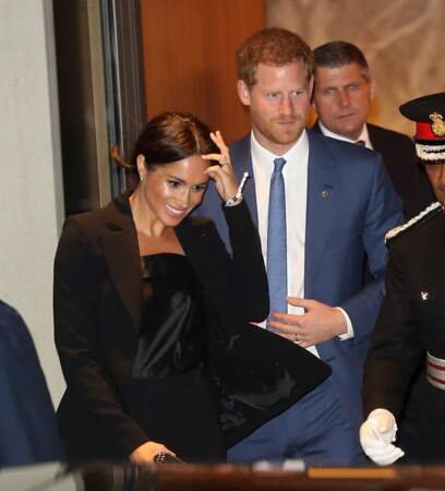 Aux côtés du Prince Harry, Meghan Markle dévoile son top effet lingerie à la soirée WellChild Awards.