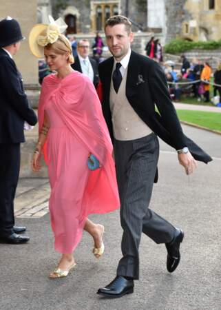 Pixie Geldof, en robe rose, assortit sa tenue à un clutch bleu pour le mariage de la princesse Eugenie d'York.