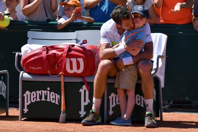 Paul Henri Mathieu embrasse son fils sur le banc à Roland Garros