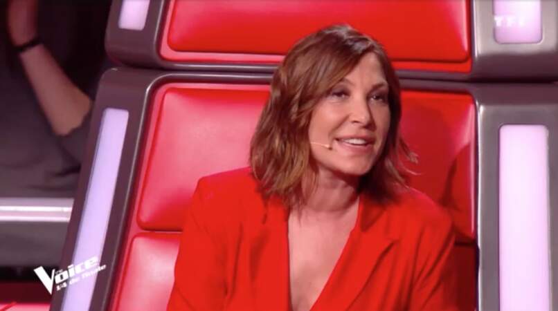 Zazie porte une robe rouge sur le plateau de The Voice