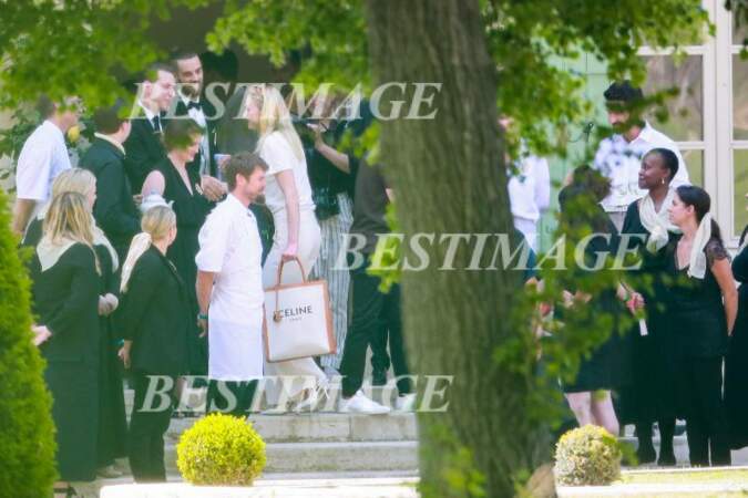 Sophie Turner salue le personnel du château de Tourreau à Sarrians, le 27 juin 2019