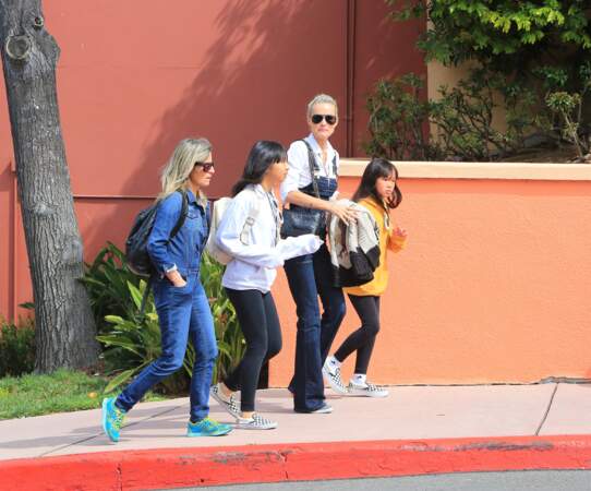 Laeticia Hallyday et ses deux filles Jade et Joy passent la journée à Universal Studios le 30 mars