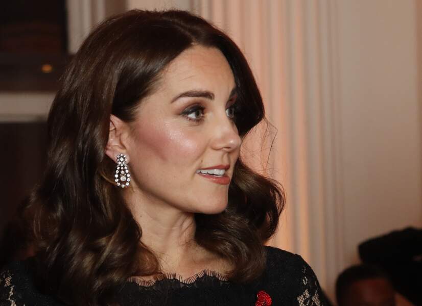 Kate Middleton, radieuse et joliment maquillée, affiche son baby-bump