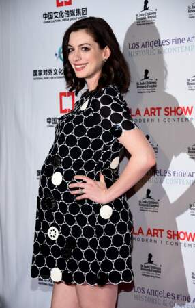 Anne Hathaway enceinte à la soirée des Los Angeles Fine Art Show