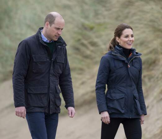 Arrivés sur la plage de Newborough, Kate Middleton et le prince William ont participé à son nettoyage