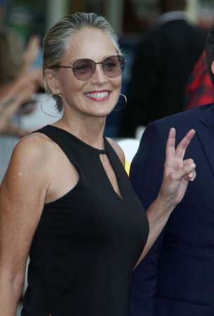 Sharon Stone radieuse sourit au public