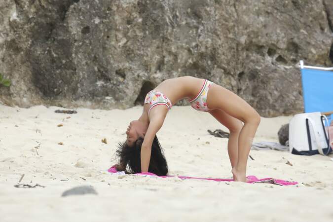 Jade Hallyday réalise des prouesses sur la plage