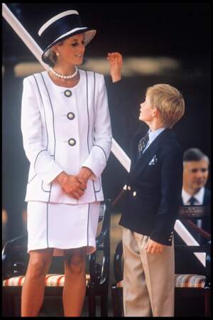 Pour le 50e anniversaire de la victoire des Alliés, en 1995, Diana avait, comme Melania, choisi un ensemble blanc