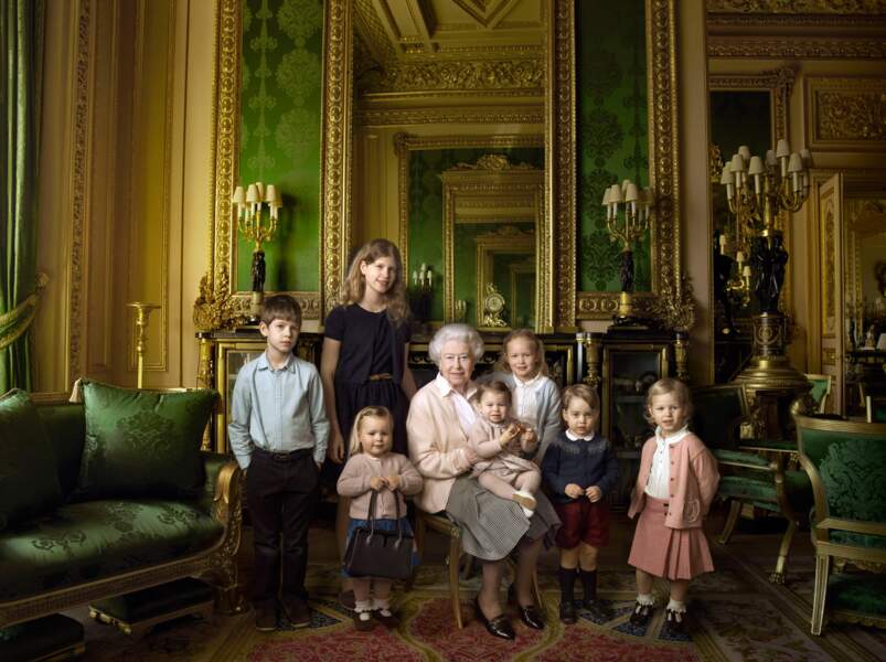 La reine entourée de ses petits enfants et arrière petits enfants
