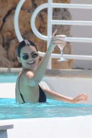 Kendall Jenner prend du bon temps dans la piscine