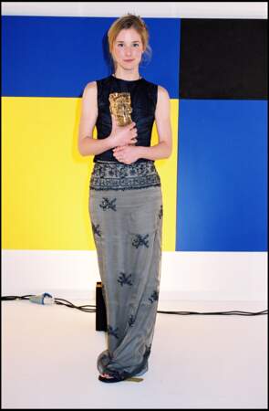 Natacha Regnier mise sur le gris, en jupe longue brodée lors des César 1999