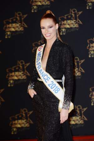 Queue-de-cheval haute et maxi boucles d'oreilles, le combo gagnant de la Miss France 2018, Maëva Coucke. 