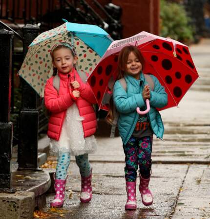 Tabitha et Marion Broderick marchent sous la pluie avec toute la panoplie