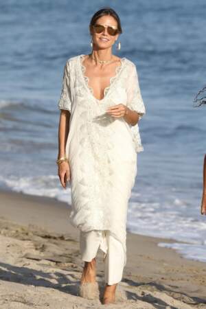 A Miami, Heidi Klum aime marcher dans le sable... Son vernis ne craint rien, il est semi permanent
