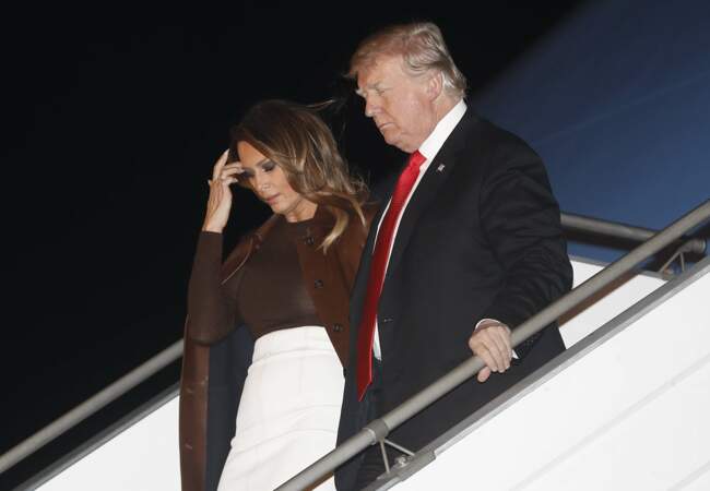 Melania Trump arrive pour le sommet du G20 avec une jupe droite et un manteau long