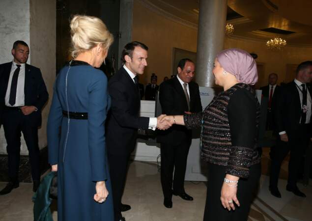 Brigitte Macron aime plus particulièrement porter des robes longues et un chignon-banane sophistiqué en soirée