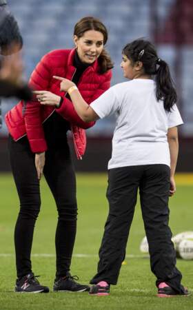 Kate  Middleton en pleine discussion avec une jeune joueuse à "We are Coach Core Programme" à la "Aston Villa footb