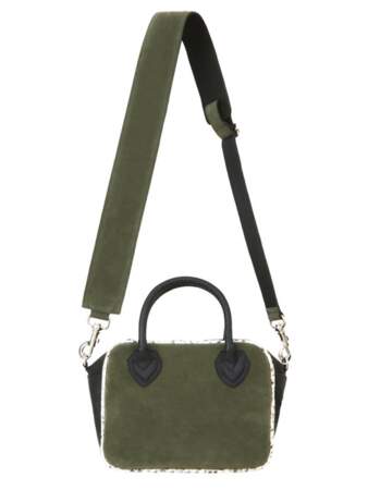 Army, petit sac à bandoulière en cuir velours, 550 € (Isabelle Farrugia). 