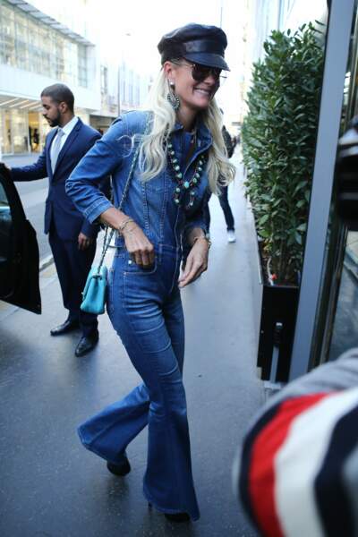 Laetitia Hallyday  branchée en combinaison en jean et sac pastel Chanel